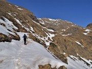 19 E adesso sotto a chi tocca  con ramponcini per tracciare nella neve  su pendio scosceso  